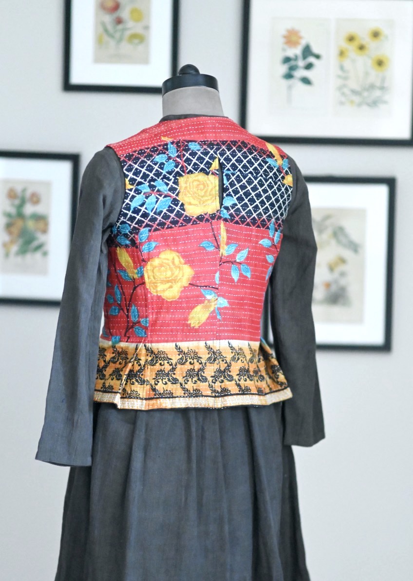 Small, Missisippi Sleeveless Jacket in Vintage Floral Print - kinchecom