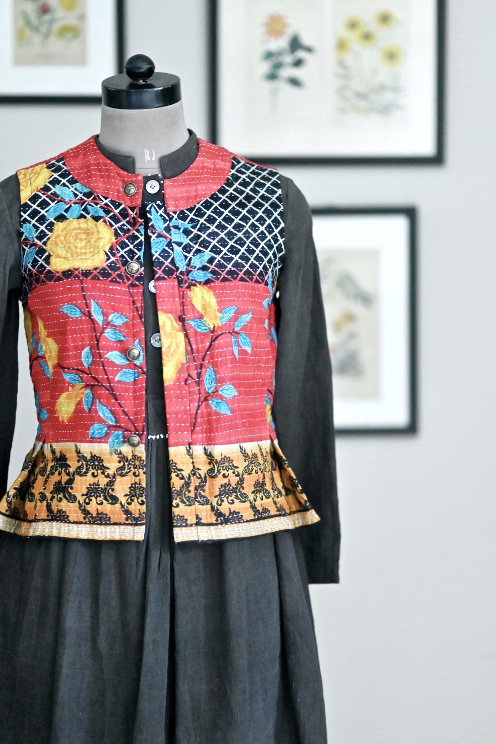 Small, Missisippi Sleeveless Jacket in Vintage Floral Print - kinchecom