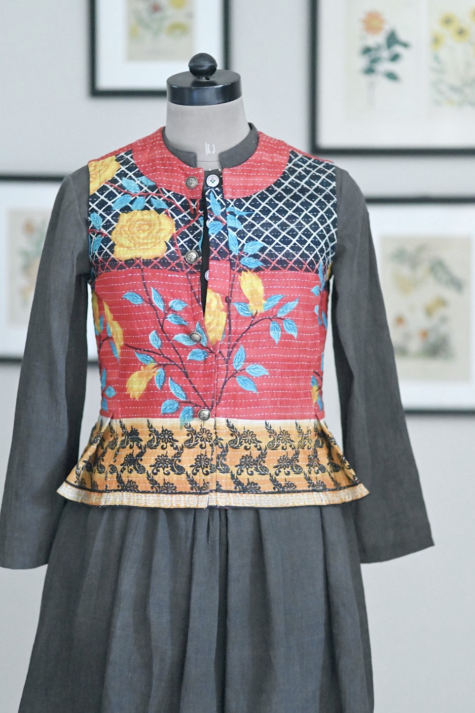 Small, Missisippi Sleeveless Jacket in Vintage Floral Print - kinchecom