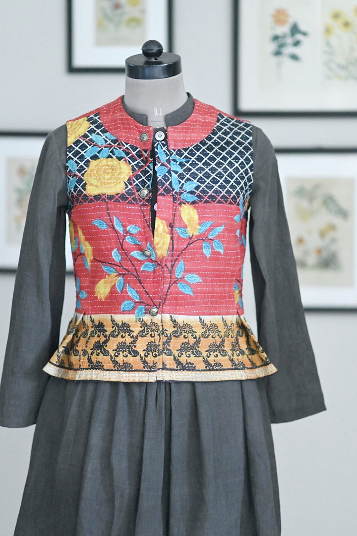Small, Missisippi Sleeveless Jacket in Vintage Floral Print - kinchecom
